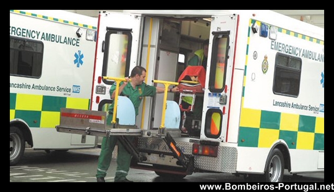 Ambulância NHS Britanica com Trail Lift System para elevação da maca